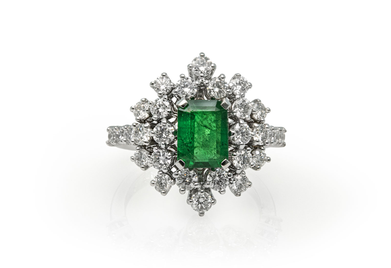 Anello Mimosa: proporzioni solide per una bellezza che resta