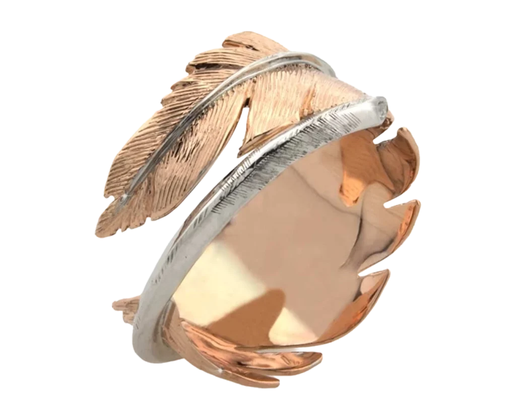 Anello Piuma in oro rosa e oro bianco, gioiello narrativo artigianale ispirato alla leggerezza e alla libertà