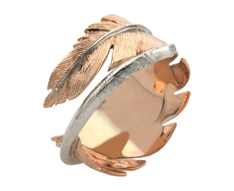Piuma ring in rose gold and white gold, a narrative piece of jewellery inspired by lightness and protection, custom-made by Antonio Colonna