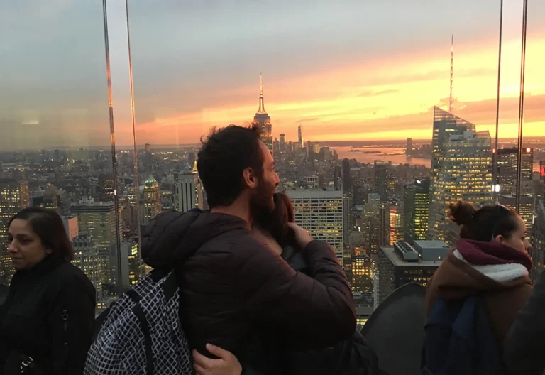 Coppia che si abbraccia davanti allo skyline di New York al tramonto