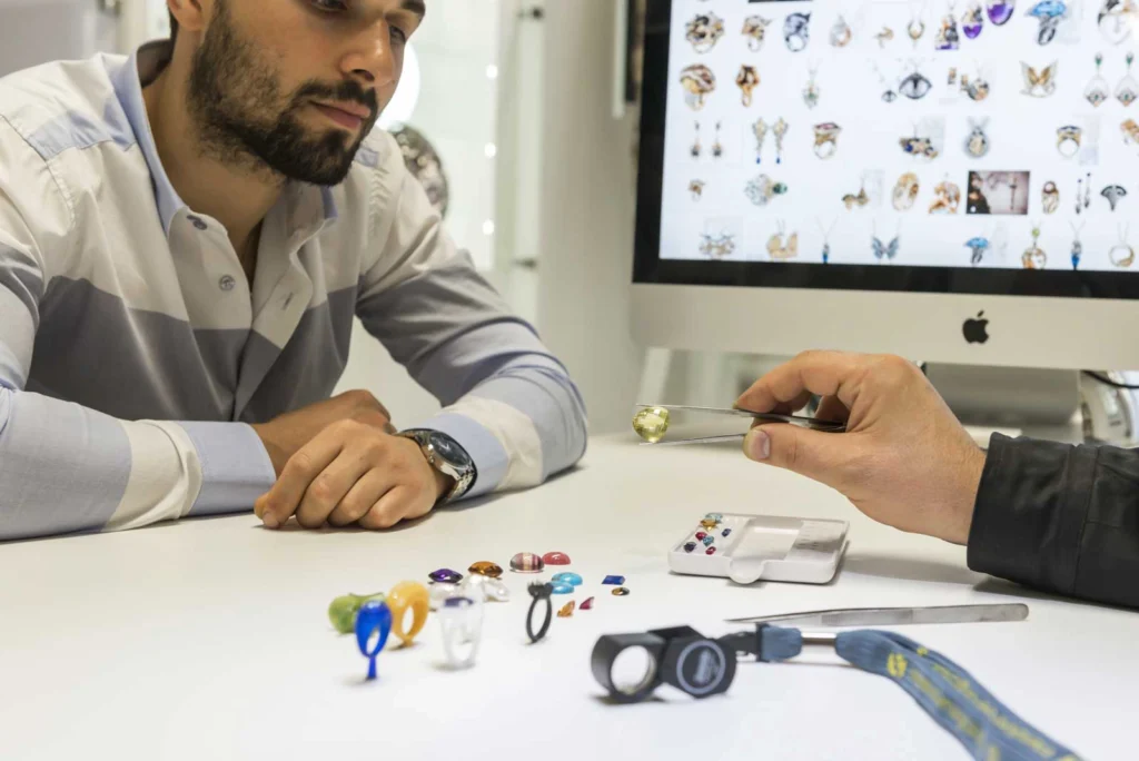 Ricerca e progettazione di un anello di fidanzamento su misura