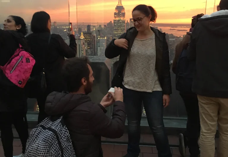 Proposta di matrimonio con uomo inginocchiato davanti alla futura sposa a New York