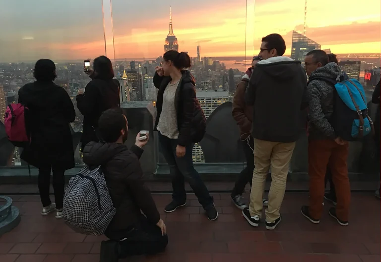 Proposta di matrimonio accettata durante il tramonto con vista su New York