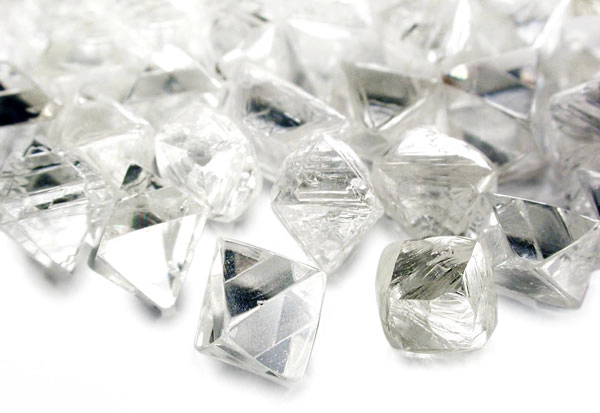 Diamanti grezzi naturali utilizzati per analisi gemmologiche, selezione e valutazione professionale.