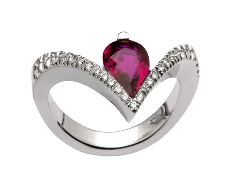 Anello artigianale in oro bianco con rubino rosso a cuore e diamanti realizzato su misura da Antonio Colonna