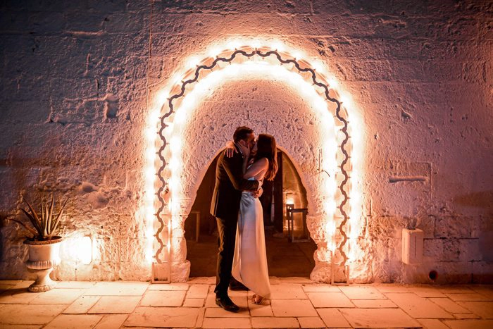 Fotografia di Giuseppe e Veronica nel giorno del matrimonio. Le fedi nuziali personalizzate sono state progettate e realizzate da Antonio Colonna per raccontare la loro storia, trasformando ricordi, significati e simboli personali in un gioiello unico da indossare ogni giorno.