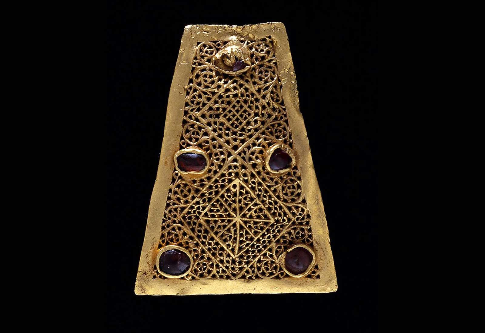 Opus interrasile, tecnica orafa romana a traforo su lamina d’oro