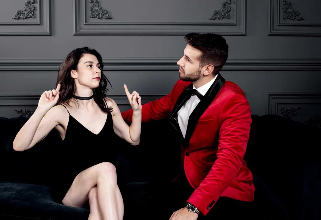 Coppia elegante durante una serata mondana, immagine utilizzata per rappresentare relazioni, emozioni e dinamiche di coppia.