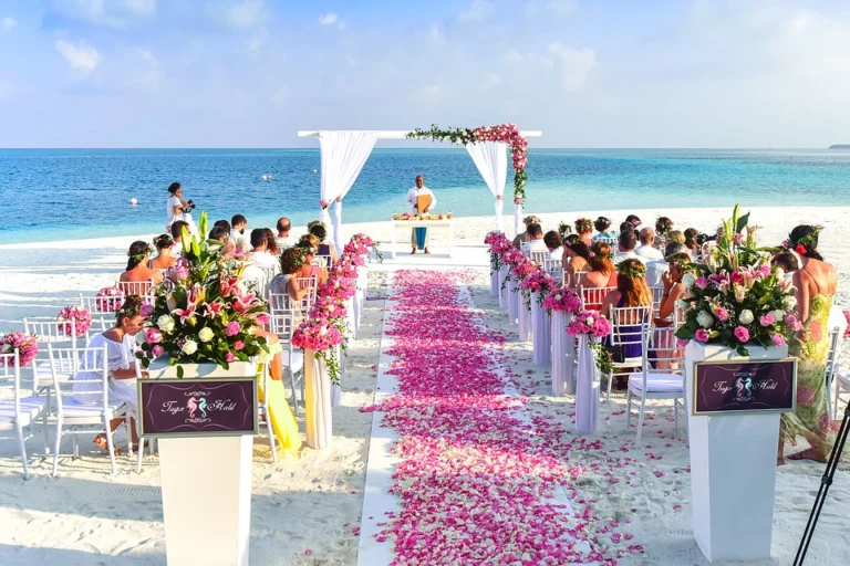 Cerimonia di matrimonio sulla spiaggia con allestimento floreale per un rito simbolico all'aperto