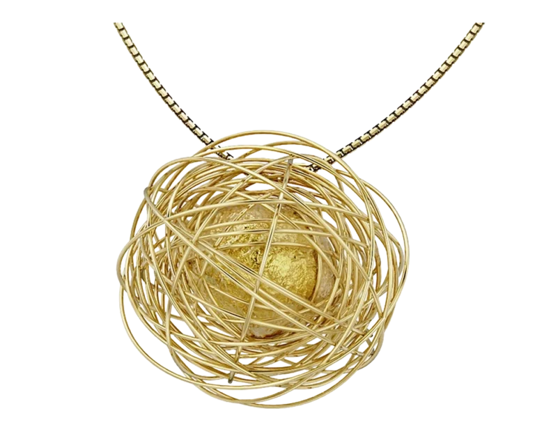 18-carat yellow gold pendant 40 Circuits Around the Sun, front view of the woven structure