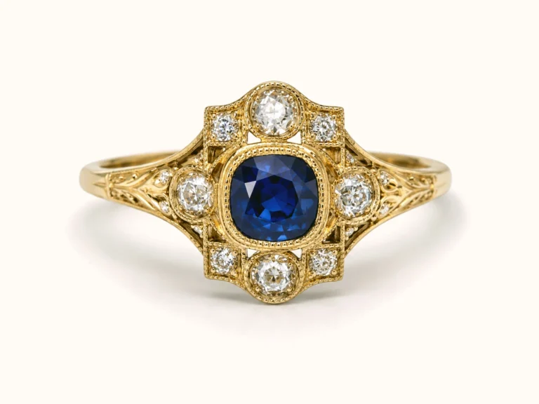 Anello Antico con zaffiro blu e diamanti su montatura in oro giallo