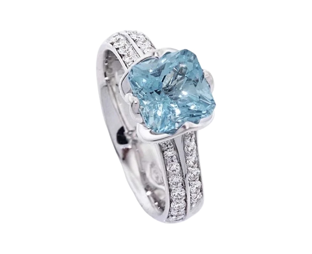 Anello di fidanzamento Promessa in oro bianco con acquamarina centrale e diamanti incastonati sul gambo.