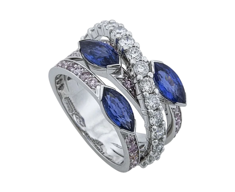 Anello Onde Blu in oro bianco con diamanti e zaffiri naturali fotografato su fondo chiaro