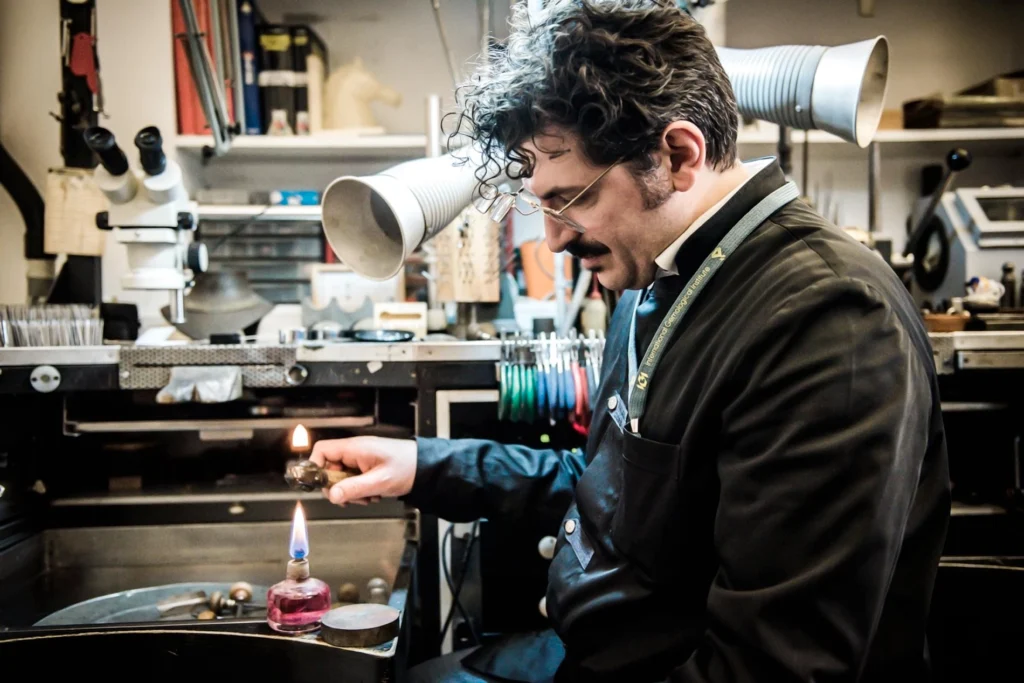 Antonio Colonna maestro orafo al lavoro nel laboratorio di Altamura