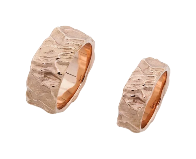Fedi nuziali artigianali in oro rosa Ardesia con superficie ispirata ai rilievi della roccia