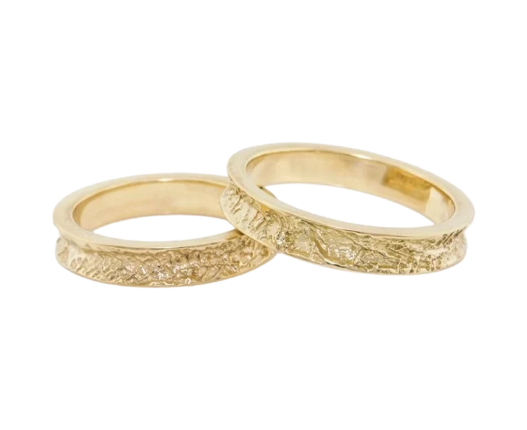 Detail of the Bacio d’amore 18-carat yellow gold wedding rings with a texture inspired by a lip print