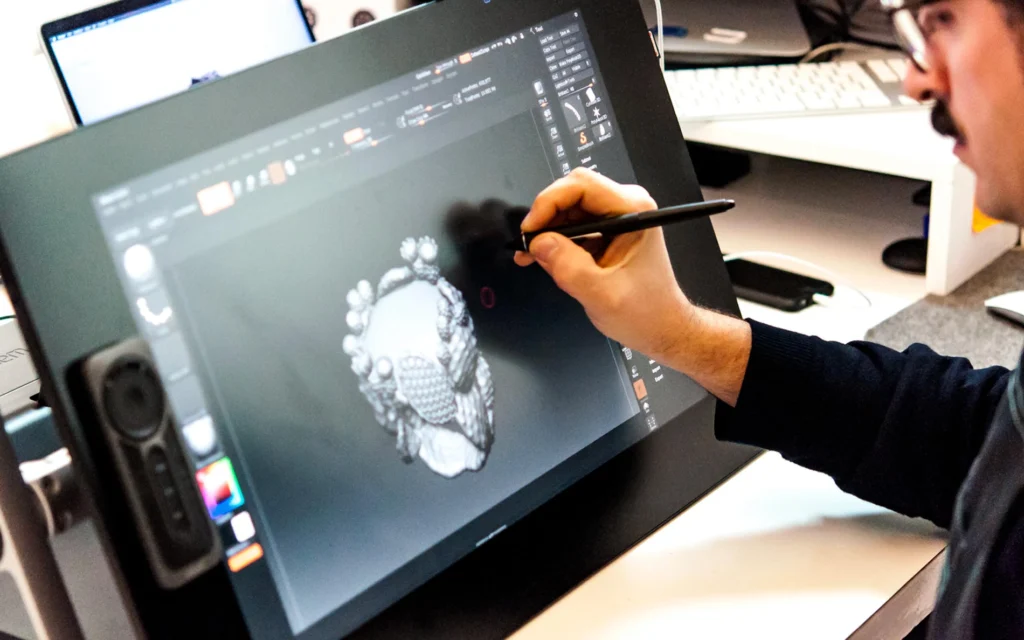 Disegno digitale di un gioiello su misura in laboratorio orafo