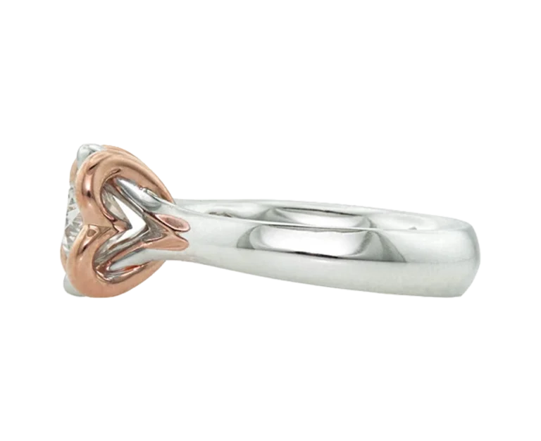 Side view of the Due Cuori white gold ring with a two-tone heart-shaped setting