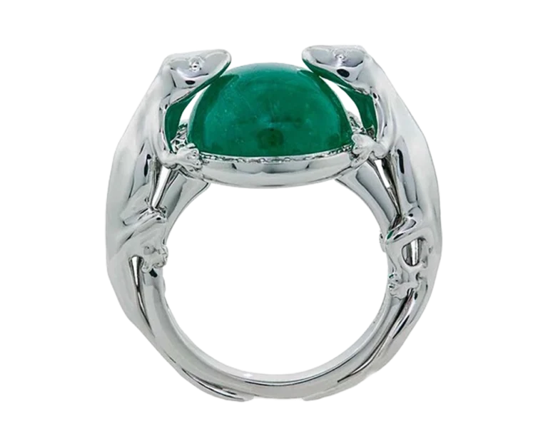 Side view of the Gechi ring with cabochon emerald and figurative structure