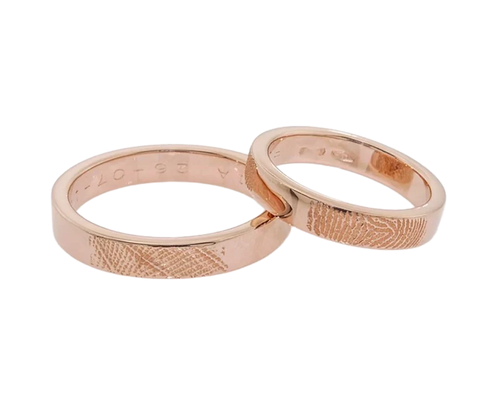 Fedi nuziali artigianali in oro rosa con texture personalizzata ottenuta dalle impronte digitali degli sposi