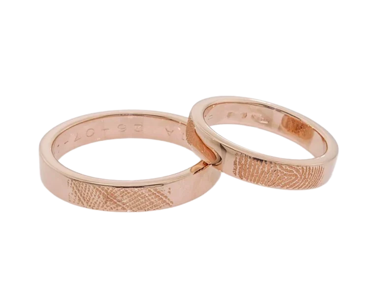 Fedi nuziali artigianali in oro rosa con texture personalizzata ottenuta dalle impronte digitali degli sposi.