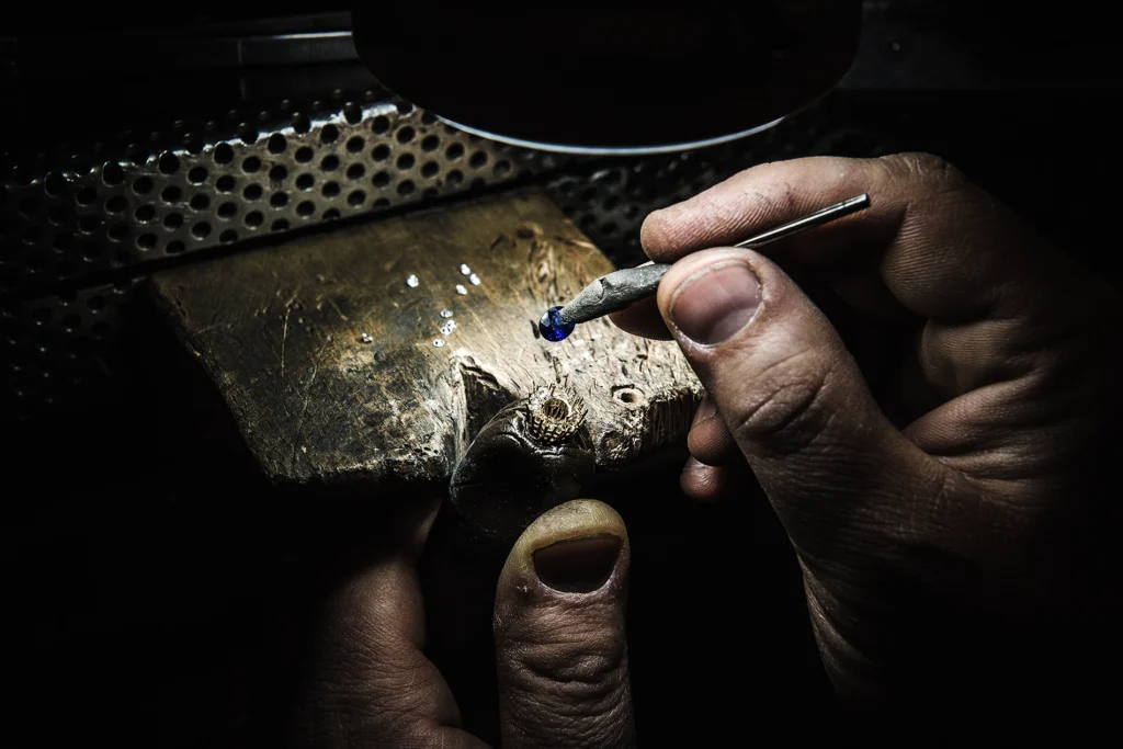 Incastonatura manuale di uno zaffiro su anello artigianale