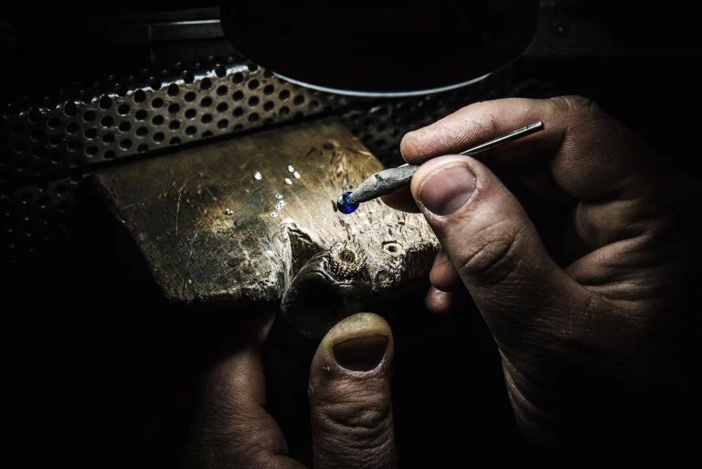 Incastonatura manuale di uno zaffiro su anello artigianale