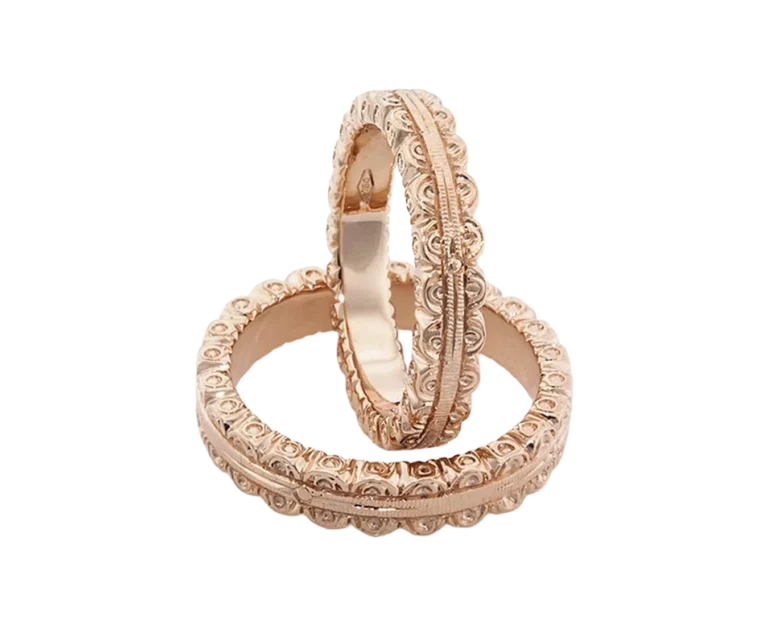 Dettaglio delle fedi Incisioni in oro rosa con decorazione a bulino lungo i bordi