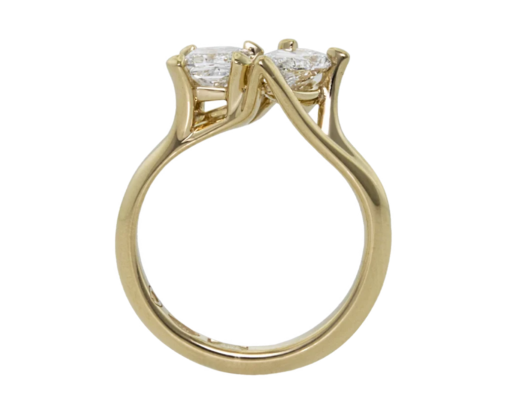 Anello in oro giallo con diamanti naturali taglio a goccia e carré