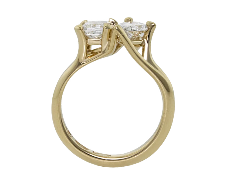 Anello in oro giallo con diamanti naturali taglio a goccia e carré