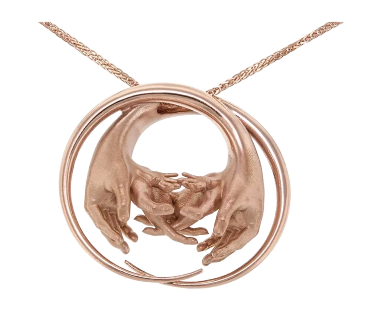 Gioielli narrativi su misura. Pendente Mani in oro rosa, gioiello artigianale ispirato all'abbraccio e ai legami affettivi.