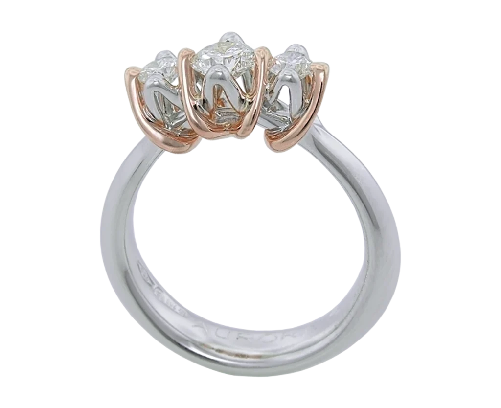 Side view of the Natività ring with a two-tone structure and three diamonds