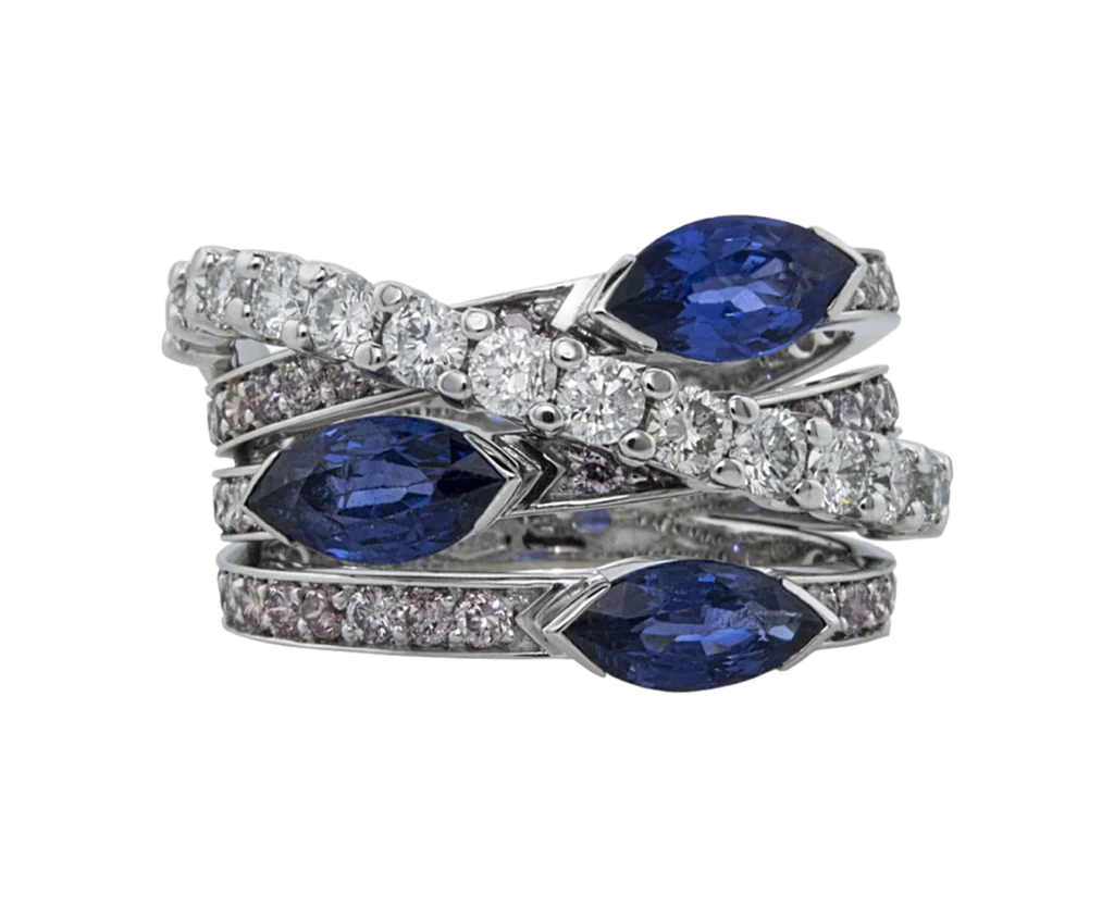 Vista frontale dell’anello Onde Blu con zaffiri naturali e diamanti su fascia in oro bianco