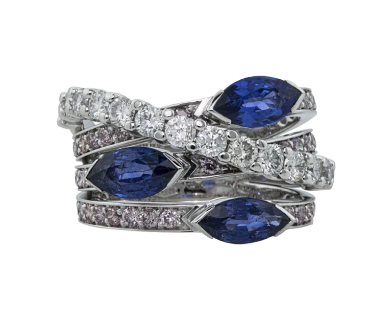 Vista frontale dell’anello Onde Blu con zaffiri naturali e diamanti su fascia in oro bianco