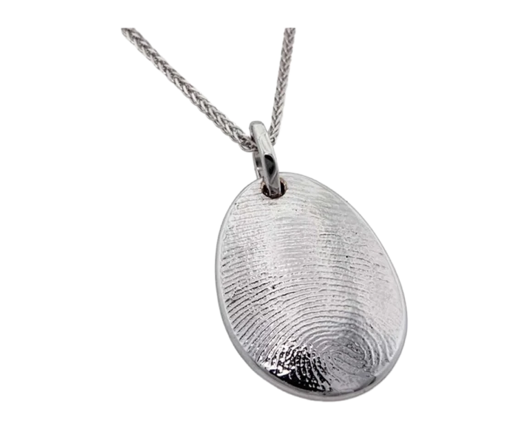 Pendente artigianale con impronta digitale personalizzata inciso su metallo prezioso realizzato su misura da Antonio Colonna
