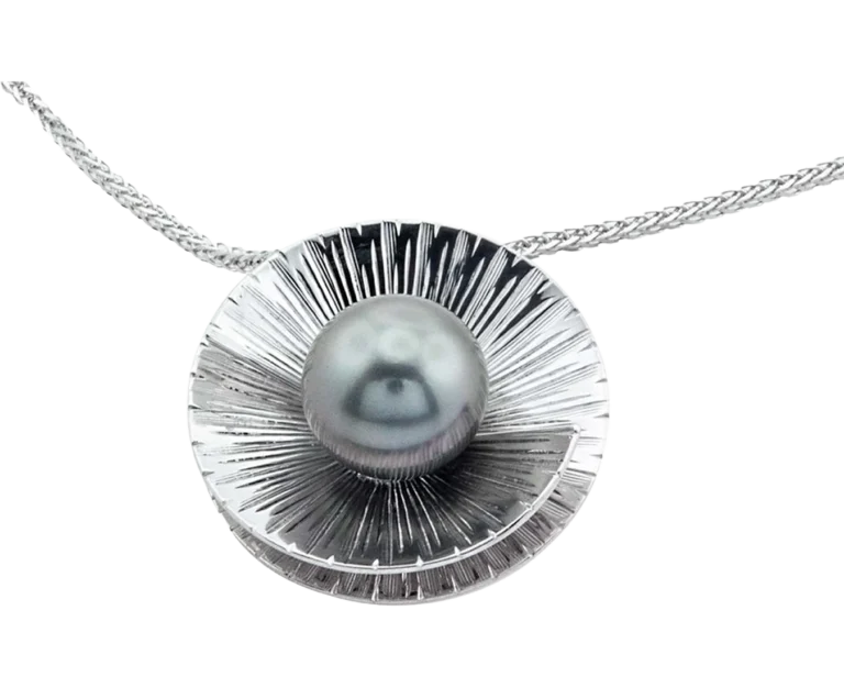 Pendente in oro bianco con perla nera Tahiti, vista frontale con struttura circolare incisa