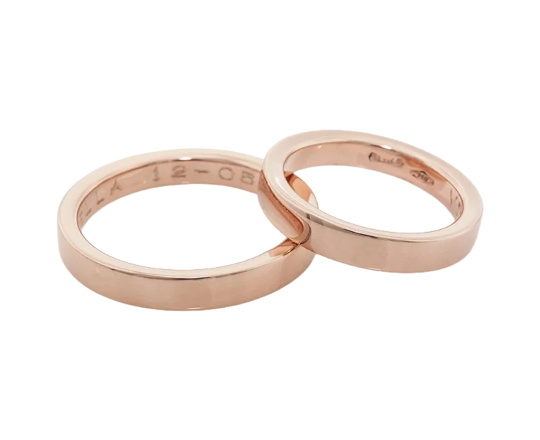 Vista ravvicinata delle fedi Piatte in oro rosa 18 carati con fascia lineare