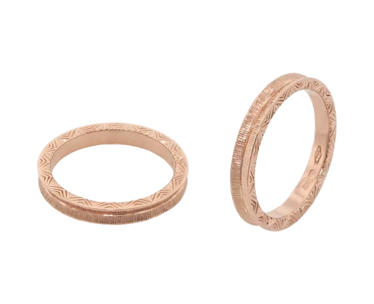 Dettaglio delle fedi Setate in oro rosa con motivo inciso lungo i bordi
