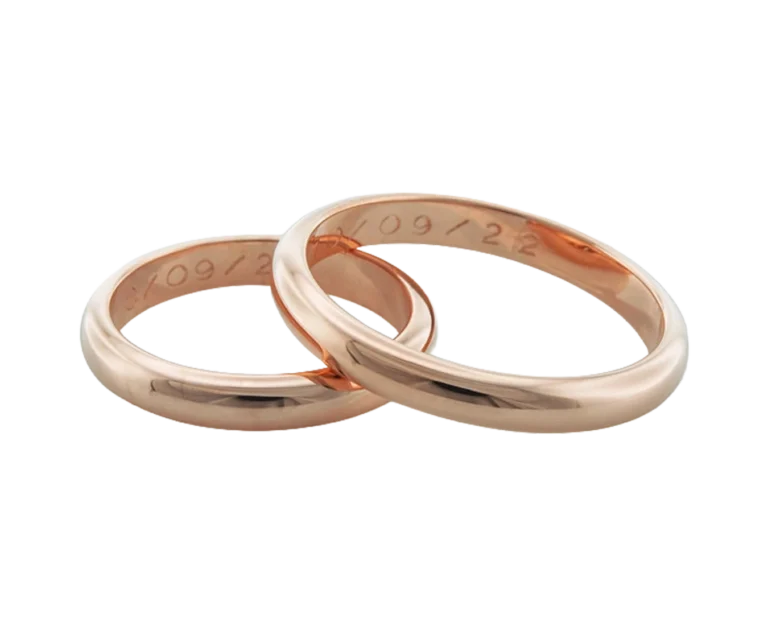 Vista ravvicinata delle fedi Tradizionali rosa in oro rosa 18 carati con profilo arrotondato