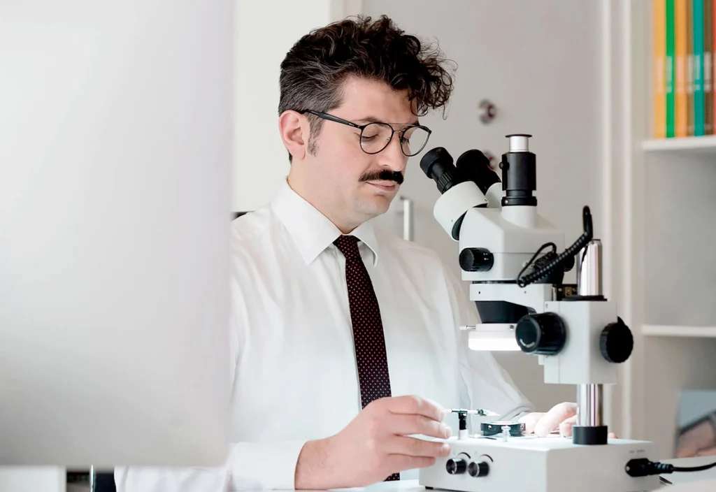 Antonio Colonna durante una valutazione gemmologica in laboratorio orafo