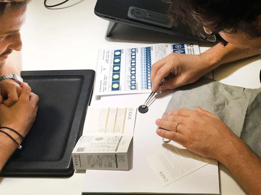 Consulenza per anello di fidanzamento con analisi di diamante e documentazione gemmologica