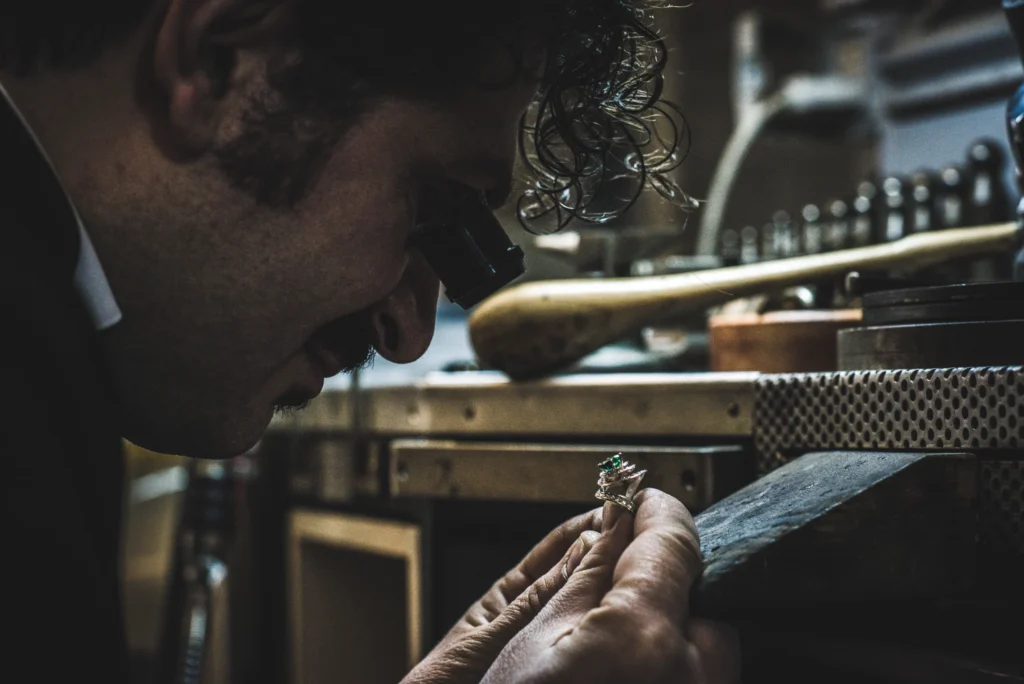Antonio Colonna mentre osserva un anello con una lente d'ingrandimento nel laboratorio