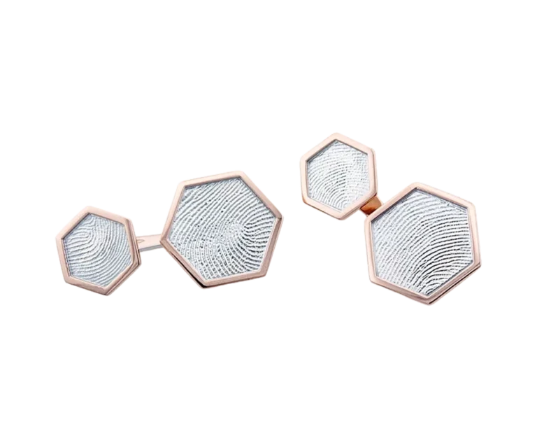 Gemelli su misura con impronta digitale e dettagli in oro rosa, progettati per custodire un segno personale in una forma elegante.