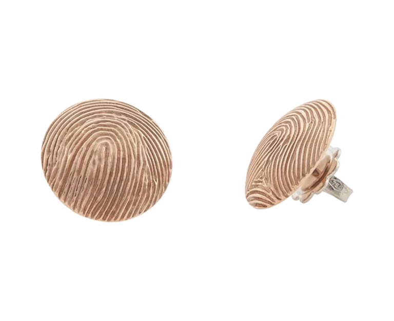 Orecchini artigianali in oro rosa con impronta digitale personalizzata realizzati su misura da Antonio Colonna