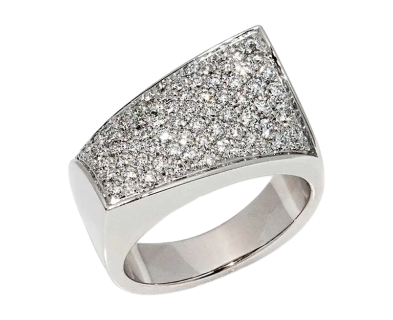 Anello in oro bianco con diamanti Pavé visto frontalmente