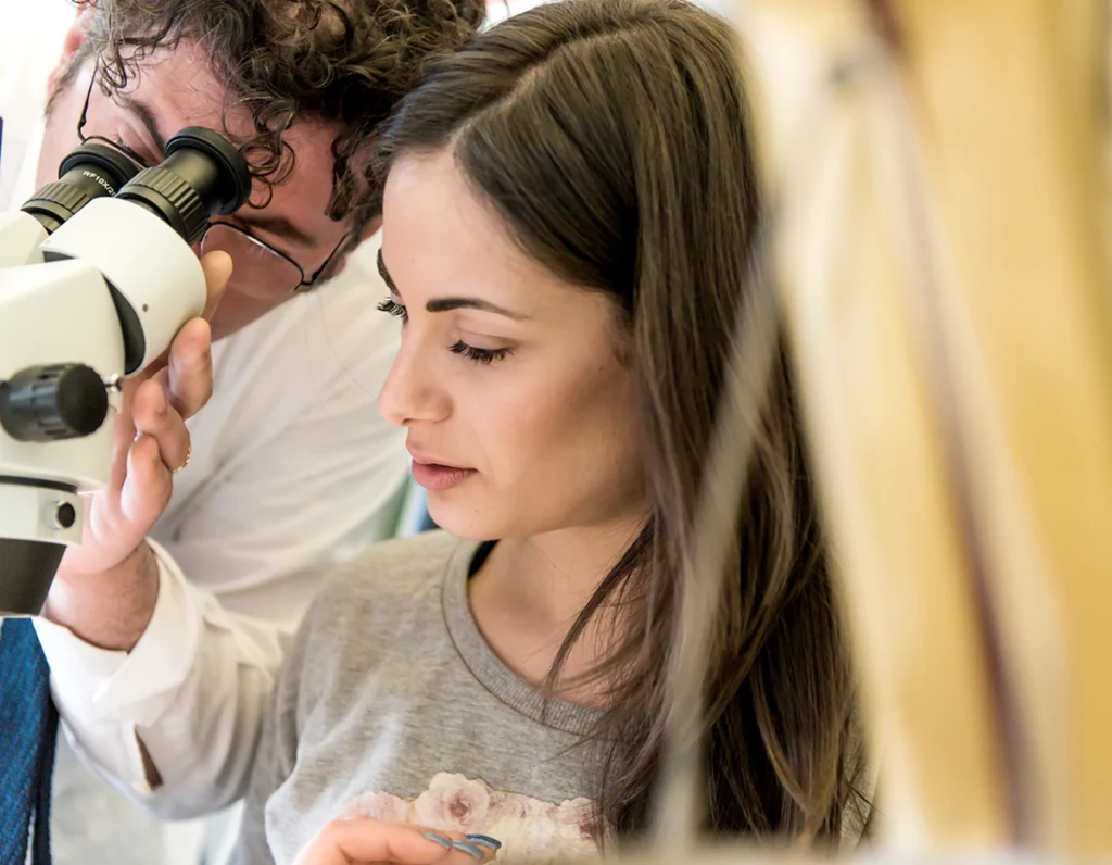 Cliente durante una perizia gemmologica in presenza presso il laboratorio di Antonio Colonna