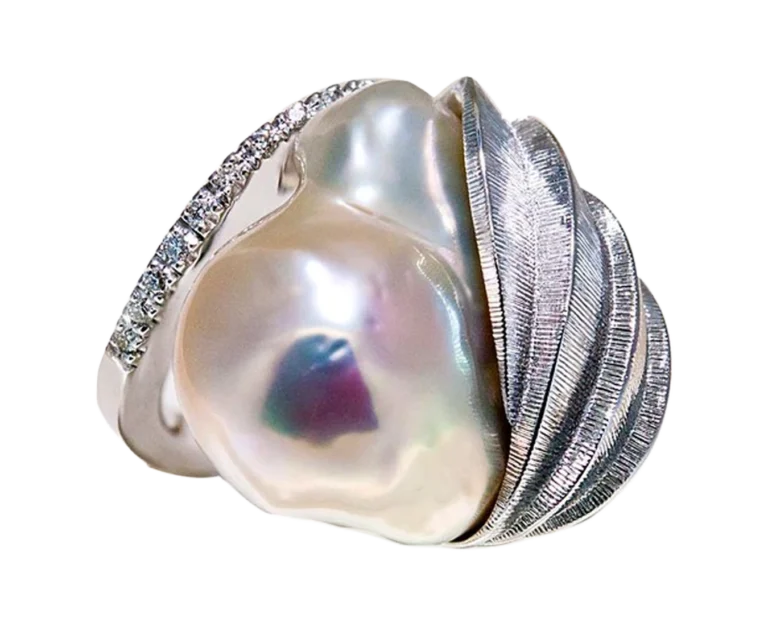 White gold ring with baroque pearl and diamonds from the Scrigno di virtù collection, viewed from the front