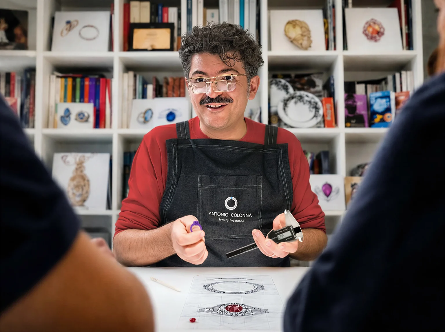 Antonio Colonna durante una consulenza di progettazione per la realizzazione di un gioiello personalizzato su misura.