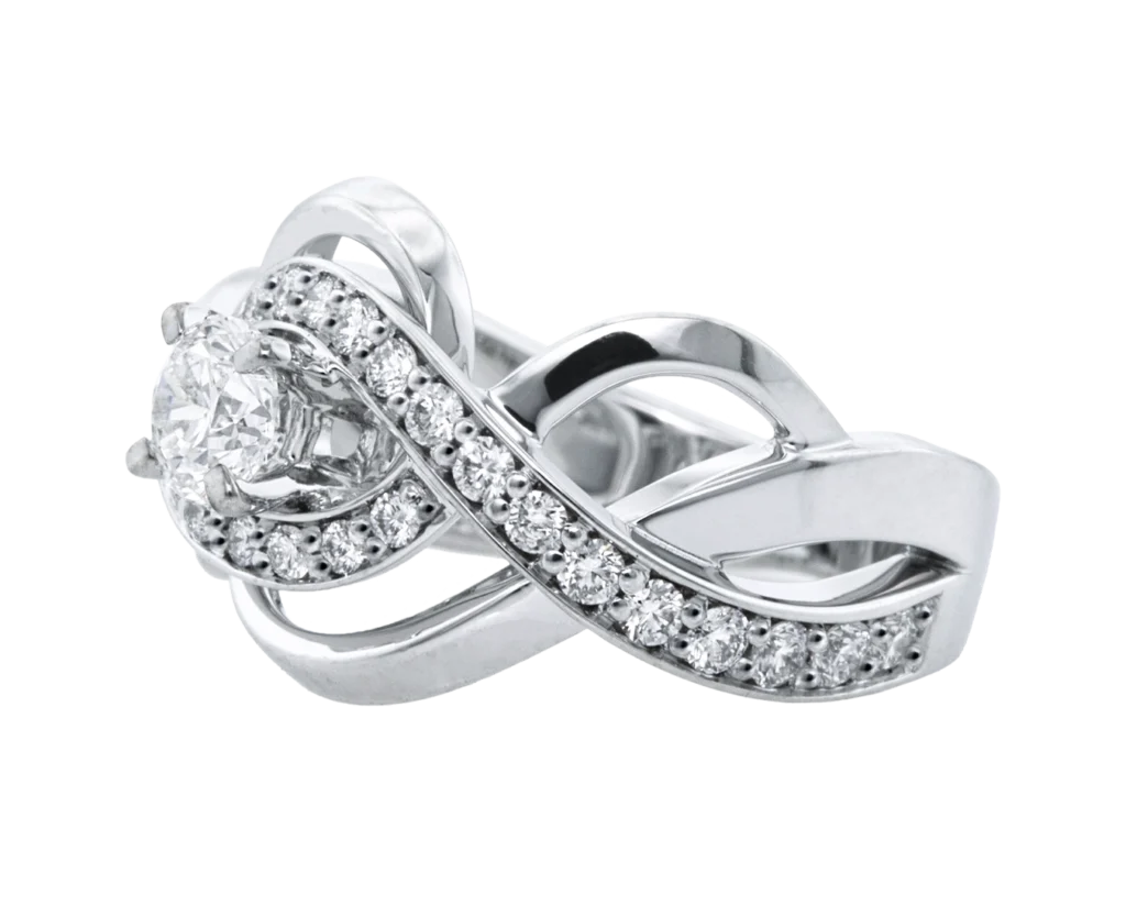 Anello Treccia di Amore con diamanti e motivo intrecciato simbolo di unione e continuità