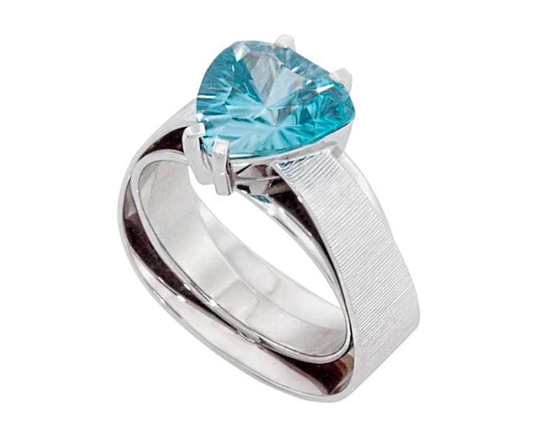 Perspective view of the natural aquamarine Trillion ring